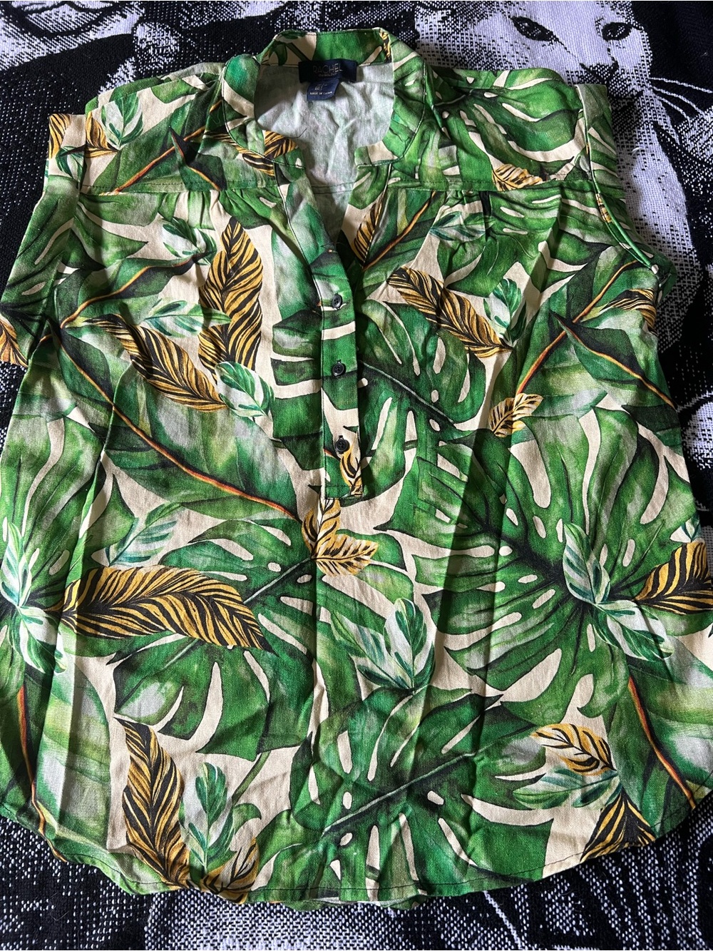 RACHEL Rachel Roy Green and Cream Tropical Leaf Button-Down Sleeveless Top